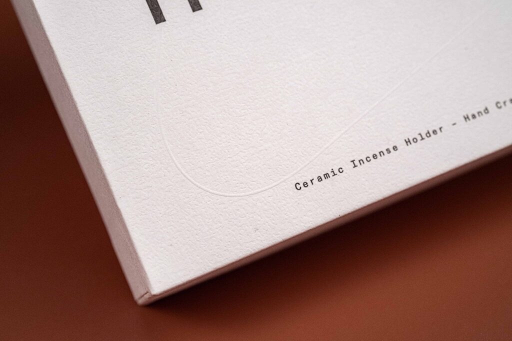 Close-up shot showing the embossed line on the lid of the incense holder box.