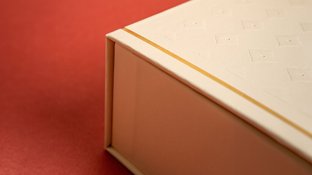 close-up of hinged lid